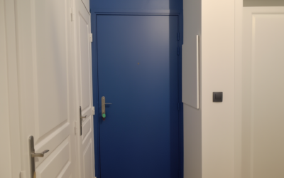 Un couloir sombre transformé en espace de caractère