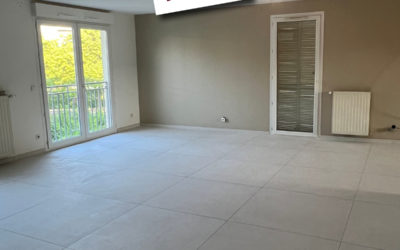 Rénovation intérieure : un carrelage grand format qui transforme l’espace